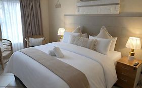 Koi Liv-Inn Bedfordview Ll Modern Guest House Near Or Tambo